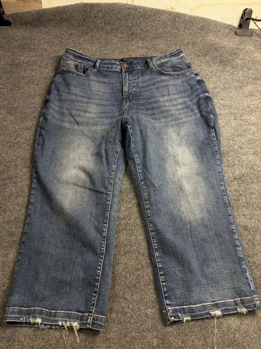 Judy Blue Plus 22W Wide Leg Raw Fray Hem Medium Wash Crop Jeans